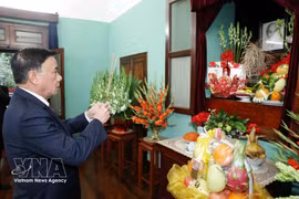 Tran Cam Tu, membre du Bureau politique et permanent du Secrétariat, offre l'encens en hommage au Président Hô Chi Minh le 10 février à la Maison 67. Photo : VNA