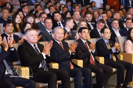 Le secrétaire général du Parti communiste du Vietnam et président de la République, To Lam, et le Premier ministre slovaque, Robert Fico, au concert de l'amitié Vietnam-Slovaquie. Photo: VNA