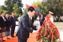 Le président de la République Luong Cuong, à la tête d’une délégation vietnamienne de haut rang, a déposé une gerbe de fleurs à la mémoire du président lao Kaysone Phomvihane. Photo : VNA