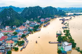 Le hameau de Kenh Ga, dans la commune de Gia Vien, province de Ninh Binh, est profondément inondé après de fortes pluies. Photo : VNA
