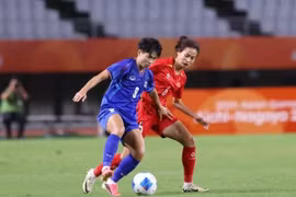 Une joueuse vietnamienne dispute le ballon à une joueuse thaïlandaise. Photo : thanhnien.vn