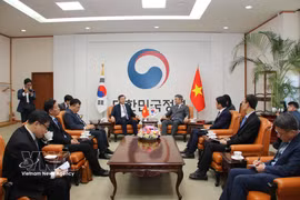 Une délégation de l’Académie nationale de politique Ho Chi Minh, conduite par son directeur Doan Minh Huan, travaille avec le ministère le ministère sud-coréen de l’Intérieur et de la Sécurité. Photo : VNA