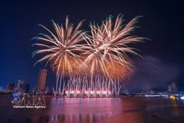 Lors du DIFF 2025, les équipes du Portugal et du Royaume-Uni ont offert des spectacles pyrotechniques éblouissants, alliant avec finesse les techniques modernes de feux d’artifice et les riches influences de la culture européenne. Photo: VNA