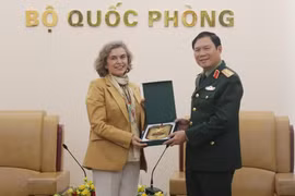 Le général Nguyên Tân Cuong, chef d’état-major général de l’Armée populaire du Vietnam et vice-ministre de la Défense, et l’ambassadrice d’Espagne au Vietnam, Carmen Cano De Lasala. Photo : mod.gov.vn