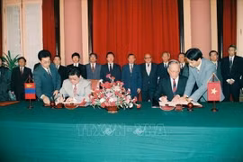 Le président vietnamien Le Duc Anh et son homologue mongol Punsalmaagiin Ochirbat signent la déclaration commune Vietnam-Mongolie (Hanoï, mars 1994). Photo : archives de la VNA