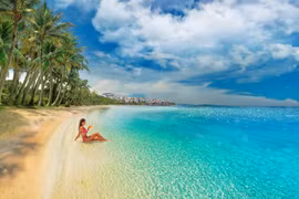 Profiter d'une plage privée et de boissons haut de gamme, les visiteurs seront perdus dans un paradis tropical. Photo : Sun Group