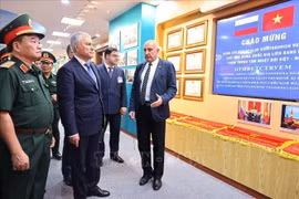Le président de la Douma d’État russe en visite au Centre tropical Vietnam–Russie. Photo : VNA