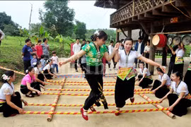 Présentation de différents aspects de la vie culturelle de l'ethnie Thai lors du programme du « Le Têt des villages ». Photo : hanoimoi.vn
