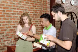Les touristes découvrent les produits OCOP de la province de Quang Tri directement dans les hôtels, restaurants et autres établissements d'hébergement. Photo : VNA