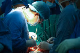 Première greffe cœur-poumons réussie au Vietnam pour une patiente en insuffisance multiviscérale réalisé par les médecins de l'hôpital Viêt Duc. Photo : L’Hôpital Viêt Duc