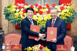 Le secrétaire général du Parti et président de la République, To Lam (à droite), et l'ancien président de la République, Luong Cuong, lors de la cérémonie de passation de pouvoir le 9 avril. (Photo : VNA)