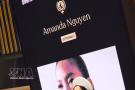 Amanda Nguyen, militante des droits des femmes et première Américaine d'origine vietnamienne à être allée dans l'espace, prononce un discours. Photo : VNA
