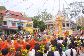Cérémonie de procession de Maha Songkran célébrant le Nouvel An khmer à la pagode Sro Lon, située dans la commune de Dai Tam, district de My Xuyen, province de Soc Trang. Photo : Chanh Da / VNA