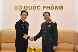 Le général Nguyen Tan Cuong (à droite) reçoit l'amiral Saito Akira. (Photo : Journal de l'Armée populaire)