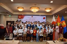 L'ambassadeur du Vietnam au Japon, Pham Quang Hieu, pose avec les jeunes lauréats vietnamiens du World Mathematics Invitational (WMI) 2026. Photo : VNA
