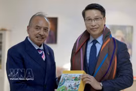 Le chargé d'affaires vietnamien au Timor-Leste, Pham Binh Dam, et le vice-Premier ministre et ministre coordonnateur des Affaires économiques, également ministre du Tourisme et de l'Environnement du Timor-Leste, Francisco Kalbuadi Lay. Photo : VNA