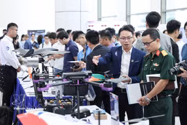 Stands d'exposition lors de la cérémonie de lancement de trois réseaux d'innovation dans les secteurs des technologies stratégiques, le 25 août 2025. Photo d'illustration : VNA