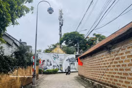Les ruelles du village ancien de Duong Lam, à Hanoï, sont préservées et restaurées, contribuant ainsi au développement d’un réseau d’espaces patrimoniaux liés à la vie communautaire et au tourisme culturel. Photo : VNA