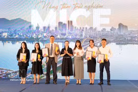 La ville de Da Nang a récompensé des entreprises touristiques performantes en leur décernant le prix « MICE – The Rising Wave » afin de saluer leur contribution à l’attraction des touristes d’affaires et de congrès à Da Nang. Photo : VNA