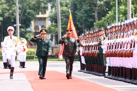 Le général Nguyen Tan Cuong, chef d'état-major de l'Armée populaire vietnamienne et vice-ministre de la Défense nationale, et le général Romeo Brawner Junior, chef d'état-major des forces armées philippines, passent en revue la garde d'honneur de l'Armée populaire vietnamienne. Photo : VNA