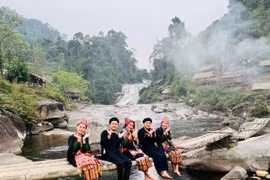 Les touristes visitent la cascade à 7 étages dans le district de Que Phong à Nghe An. Photo : VNA