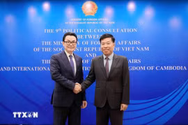 Le vice-ministre vietnamien des Affaires étrangères, Nguyên Manh Cuong (droite) et le secrétaire d'État cambodgien des Affaires étrangères et de la Coopération internationale, Ung Rachana. Photo : VNA