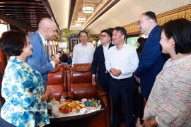 Le président du Comité populaire de la province de Thai Nguyen, Nguyen The Manh, s'entretient avec les conjoints des ambassadeurs et des chefs de représentations étrangères au Vietnam à bord du train du patrimoine Hanoï-Thai Nguyen. Photo : VNA