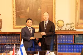 Le vice-président de l’Assemblée nationale du Vietnam Nguyen Doan Anh et le président du Parlement finlandais Jussi Halla-aho. Photo : VNA