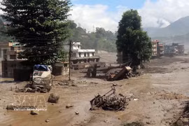 La zone dévastée par les crues soudaines charriant des coulées de boue dans le district de Rasuwa, au Népal, le 26 août 2026. Photo : ANI/TTXVN