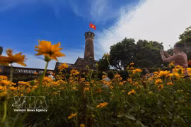 Le drapeau rouge à l’étoile jaune flotte au sommet de la tour du drapeau de Hanoï. Photo: VNA