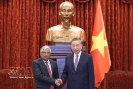Le secrétaire général du Parti et président de la République, To Lam (droite) reçoit l’ambassadeur du Bangladesh Mohammad Lutfor Rahman, en fin de mission. Photo: VNA