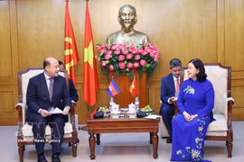 Bui Thi Minh Hoai, membre du Bureau politique, secrétaire du Comité central du Parti, secrétaire du Comité du Parti du Front de la Patrie du Vietnam (FPV) et des organisations de masse centrales, et présidente du Comité central du FPV reçoit une délégation de haut niveau de l'Union des fédérations de jeunesse du Cambodge. dirigée par Hun Many, vice-Premier ministre, ministre de la Fonction publique et président de l’Union des fédérations de jeunesse du Cambodge. Photo : VNA