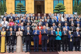 Le secrétaire général et président To Lam rencontre une délégation de Vietnamiens de l'étranger de renom, participant à la quatrième Conférence mondiale des Vietnamiens de l'étranger et au Forum des connaissances et des experts vietnamiens à l'étranger, le 23 août 2024. Photo : VNA