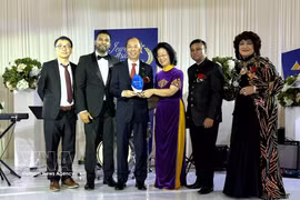 L’ambassadeur du Vietnam aux États-Unis, Nguyen Quoc Dung (troisième de gauche à droite), reçoit le prix d’excellence en diplomatie de la Chambre de commerce américaine d’origine asiatique (AACC). Photo : VNA