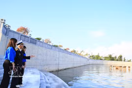 Au site national spécial du port K15, à Do Son, dans la ville de Hai Phong, demeure un lieu de mémoire essentiel. Point de départ des navires sans numéro, il continue d’être préservé et valorisé à travers des activités éducatives et culturelles destinées à transmettre aux jeunes générations l’amour de la Patrie et le souvenir de cette page majeure de l’histoire nationale. Photo : VNA