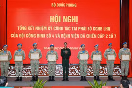 Le général de brigade Pham Manh Thang, directeur du Département vietnamien du maintien de la paix, remet des certificats de l'état-major à des groupes et à des individus. Photo : VNA