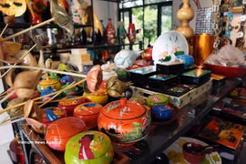 Les produits laqués du village de Ha Thai, dans la commune de Duyen Ha, district de Thuong Tin, sont exportés vers les marchés européens, japonais et sud-coréens. Photo : VNA