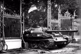 Un char de l’Armée de libération du Sud Vietnam défonce les grilles du Palais de l’Indépendance à midi le 30 avril 1975. Photo : Trân Mai Huong/ VNA