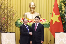 Le président de la République, Luong Cuong (à droite) reçoit Bruno Rodríguez Parrilla, envoyé spécial du Parti et de l’État cubains, membre du Bureau politique et ministre des Affaires étrangères de Cuba. Photo : VNA