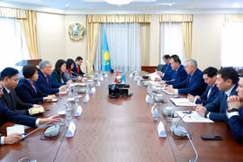 Lors de la séance de travail entre le vice-Premier ministre permanent du Vietnam, Nguyen Hoa Binh et le vice-Premier ministre et ministre de l'Économie nationale du Kazakhstan, Serik Zhumangarin. Photo : VNA