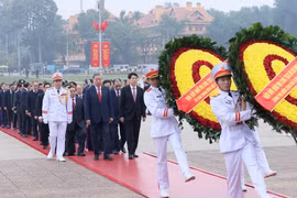 La délégation se rend au Mausolée du Président Ho Chi Minh, à Hanoï, pour lui rendre hommage. Photo : VNA