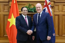 Le Premier ministre de Nouvelle-Zélande Christopher Luxon (droite) et son homologue du Vietnam Pham Minh Chinh. Photo : VNA