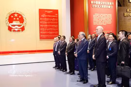 Le dirigeant vietnamien To Lam visite le Musée d’histoire du Parti communiste chinois. Photo : VNA