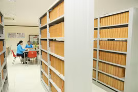 Les Œuvres complètes de Hô Chi Minh sont disponibles à la bibliothèque de l'Académie nationale de politique et d'administration du Laos à Vientiane. Photo: VNA