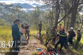 Les secouristes ont réussi à sauver une touriste malaisienne tombée dans un trou de 10 mètres de profondeur lors d’une randonnée dans le quartier de Lam Vien – Da Lat. Photo : Comité populaire du quartier de Lam Vien – Da Lat