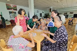 Des personnes âgées sont prises en charge à la maison de retraite Tam An, à Hô Chi Minh-Ville. Photo : VNA 