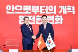 Le président de l’Assemblée nationale (AN) du Vietnam, Tran Thanh Man (gauche) et le président du Parti du pouvoir du peuple (PPP), Jang Dong Hyeok. Photo: VNA