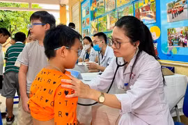Dépistage de santé chez les enfants. (Photo : Hôpital général Dong Da, Hanoï)
