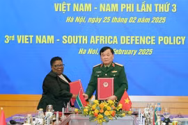 Le général de corps d'armée Hoàng Xuân Chiên, vice-ministre de la Défense du Vietnam (droite) et la secrétaire générale par intérim à la Défense de l'Afrique du Sud, Thobekile Gamede. Photo : VNA