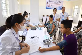 Des examens médicaux périodiques et des dépistages gratuits sont organisés au Centre de protection sociale n°1 de Nam Dinh, dans la commune de Xuan Truong (province de Ninh Binh). Photo: VNA